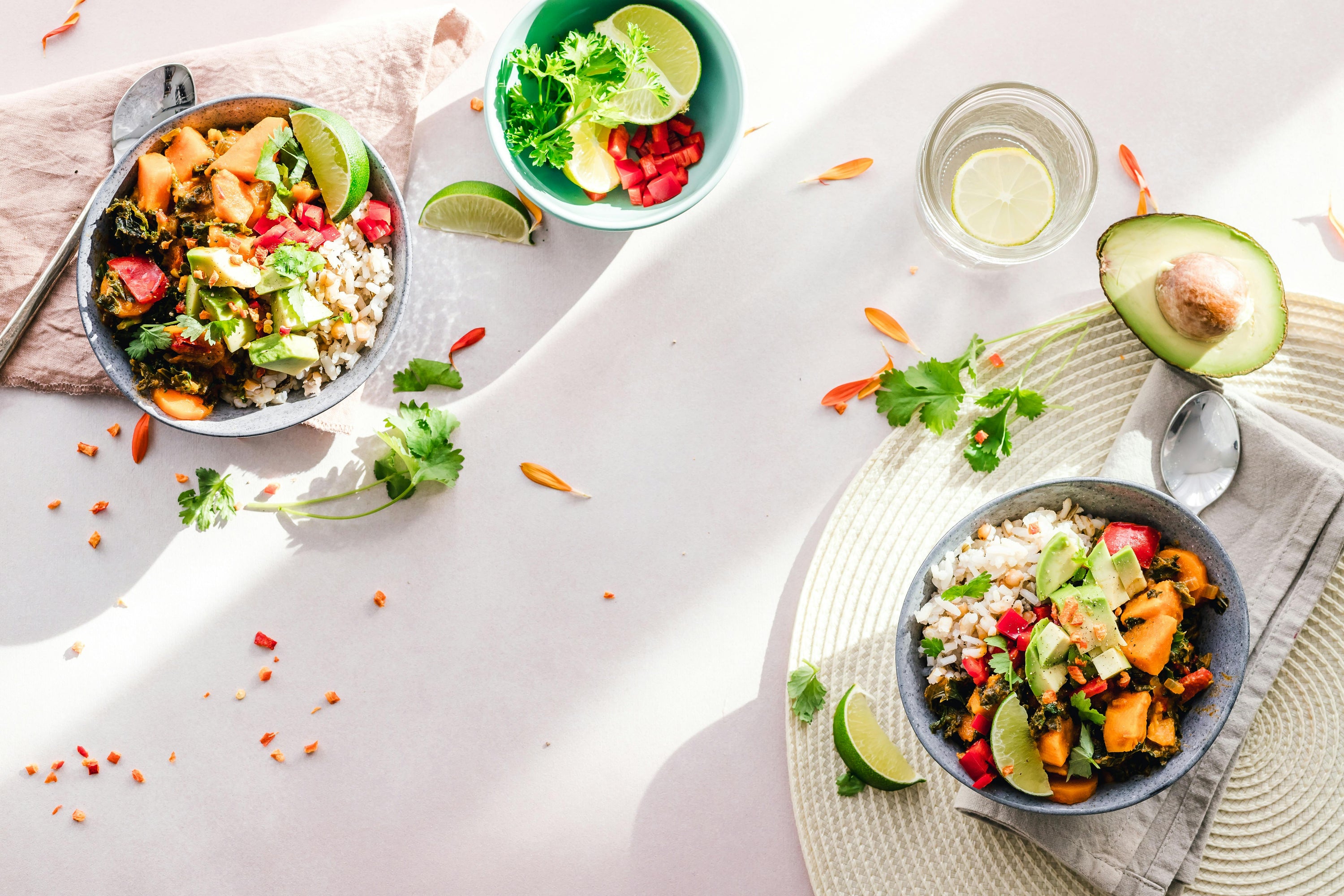 Alimentation et santé capillaire : les nutriments essentiels pour des cheveux forts